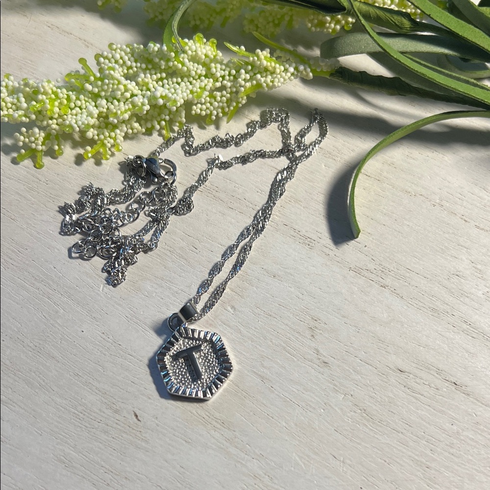 Oak & Ivy “T” necklace silver